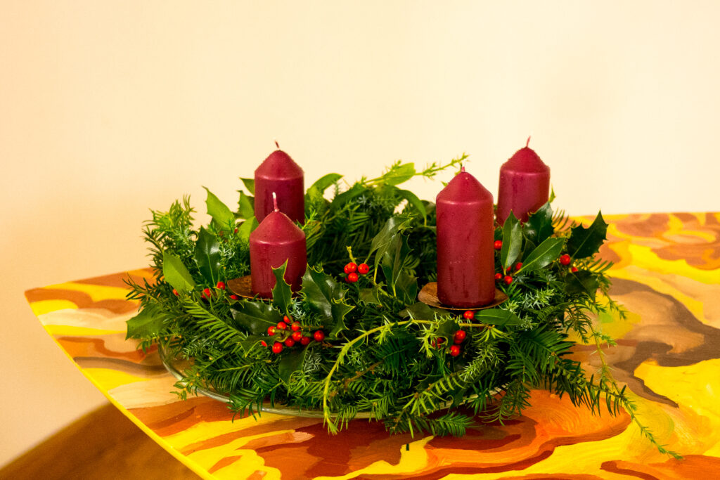 Adventskranz auf dem Altar in der Immanuelkirche. Es brennt noch keine einzige Kerze.